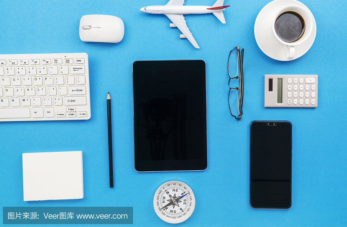 俯視圖的辦公室辦公桌桌子的業務工作場所和業務對象上的藍色背景
