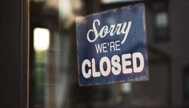 中介跑路致大門(mén)貼滿法院傳票 商務(wù)信息咨詢行業(yè)的警示